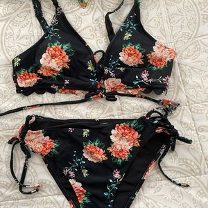 Cupshe Bikini Small black with peachy colored flowers